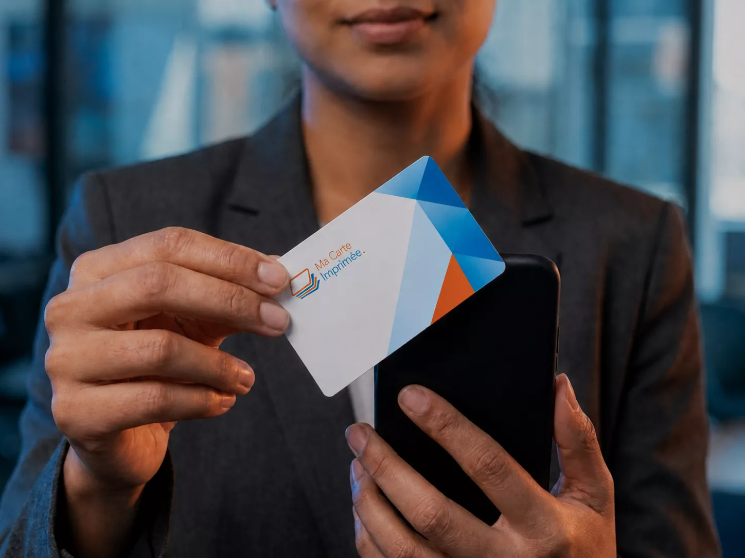 Carte PVC ou RFID personnalisée utilisée avec un smartphone — badges et cartes à puce sur mesure