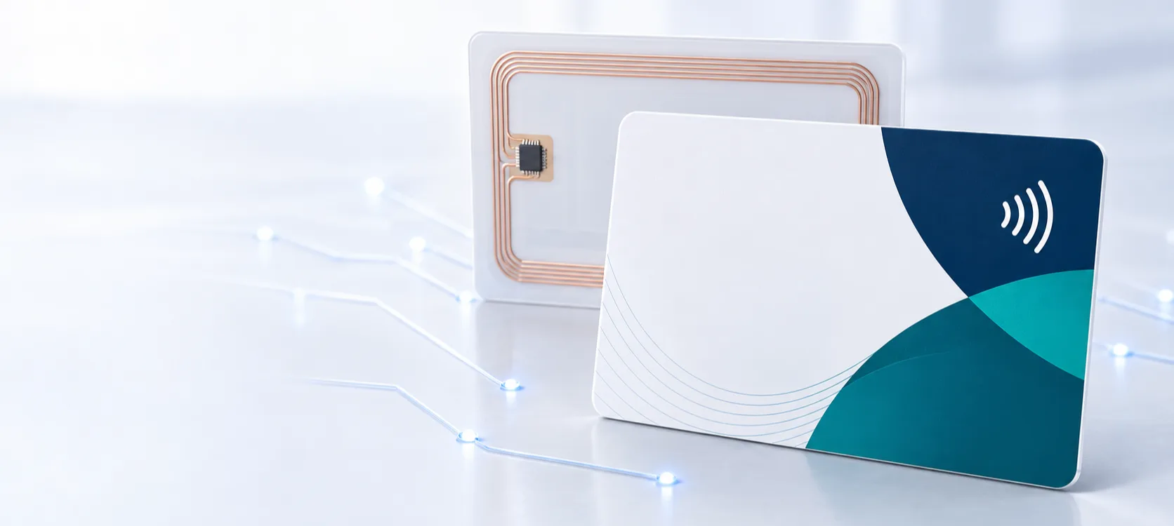 Carte PVC ou RFID personnalisée utilisée avec un smartphone — badges et cartes à puce sur mesure